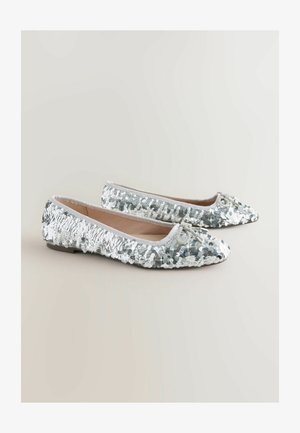 Zilverkleurige ballerina's met pailletten, een spits toelopende neus, een zachte voering en een decoratieve strik aan de voorkant. De textuur heeft reflecterende pailletten.