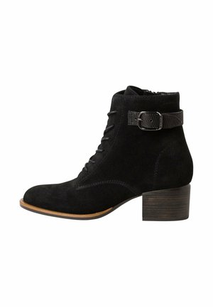 Stivali alla caviglia in suede nero con punta tonda, dettaglio con fibbia texturizzata e tacco in legno basso. Presentano lacci sul davanti.