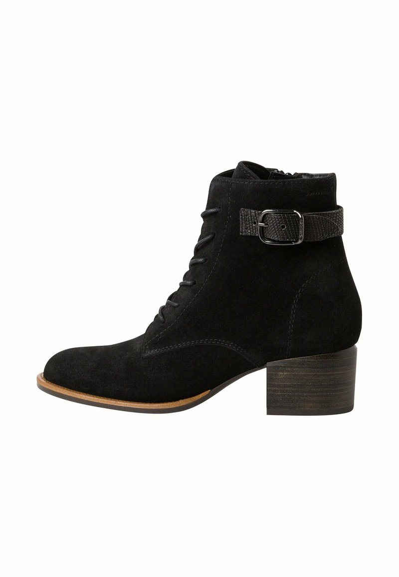 Stivali alla caviglia in suede nero con punta tonda, dettaglio con fibbia texturizzata e tacco in legno basso. Presentano lacci sul davanti.