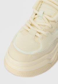 Chunky sneakers i myk beige semsket og mesh, med rund tå, teksturerte detaljer, polstret tunge og tykk gummisåle med gripe mønster.