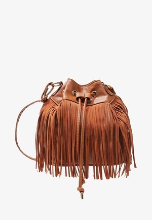 Bruine leren bucketbag met lange franjes en een trekkoordsluiting tegen een witte achtergrond.