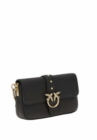 Borsa a tracolla in pelle nera con forma rettangolare, dotata di chiusura a pattina, hardware dorato, due decorazioni a forma di uccelli e dettagli borchiati.