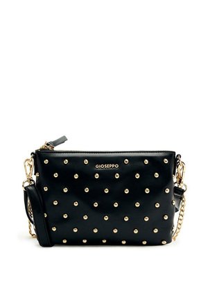 Sac en cuir noir à bandoulière avec des clous dorés, fermeture éclair et sangle amovible. Il comporte un détail en chaîne et un logo à l'avant.