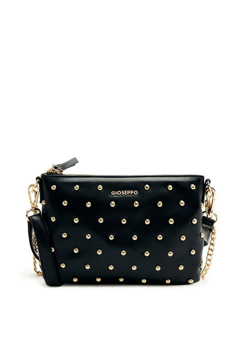 Bolso cruzado de cuero negro con tachuelas doradas, cierre de cremallera y correa desmontable. Presenta un detalle de cadena y un logo en la parte frontal.