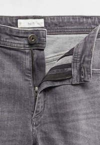 Szare dżinsy z guzikowym i suwakowym zapięciem, z lekko wyblakłą teksturą i widocznymi detalami przeszycia na pasku i kieszeniach.