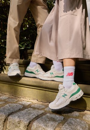 2002 UNISEX - Sneakers low - off white/green