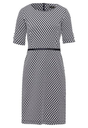 Czarna i biała geometryczna sukienka do kolan z półdługimi rękawami i poziomą czarną opaską w talii.