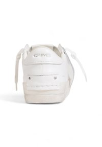 Sneaker bianca in pelle con suola piatta, design con lacci e logo del marchio impresso sul tallone. Presenta dettagli in metallo e cuciture.