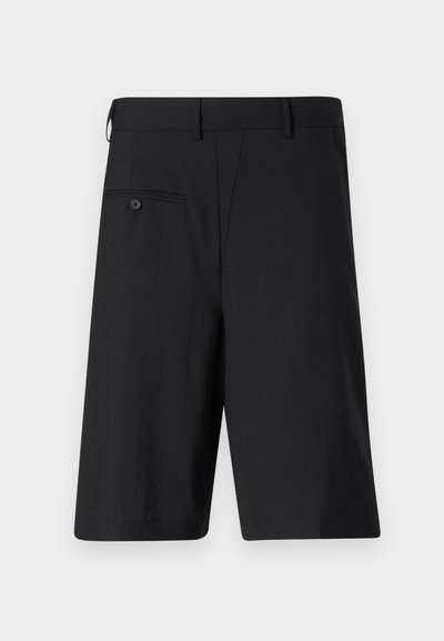 Fekete rövidnadrág, amelynek szabott dizájnja van, sima textúrával, gombos hátsó zsebbel és egyenes szabással, amely a térd felett ér véget.