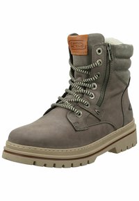 Graue Wildleder-Ankelboots mit einem gepolsterten Kragen, braunem Leder-Logo-Patch, schwarz-weißen gemusterten Schnürsenkeln und einer dicken Gummisohle.