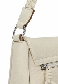 Sac à main en cuir texturé crème avec une anse tressée, des finitions en métal argenté et une fermeture zippée. Fini lisse et design structuré.