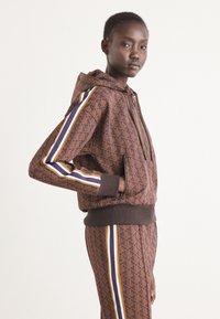 Lacoste - Cipzáras pulóver - date brown Miniatűr kép 1