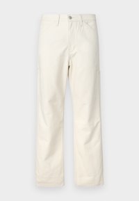 Pantalones cargo de color beige claro, hechos de algodón, con corte recto, que cuentan con dos bolsillos laterales y un cierre de botón en la cintura.