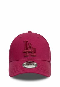 Il cappellino bordeaux presenta un logo "LA" ricamato, una morbida texture del tessuto, una chiusura regolabile e una corona arrotondata con visiera curva.