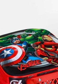 Mochila roja con diseño de Marvel Avengers que incluye a Hulk, Capitán América y Iron Man. Superficie texturizada, gráficos coloridos, material duradero.