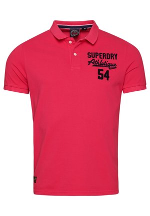 Rotes kurzärmeliges Polohemd mit geknöpftem Kragen und schwarzem Schriftzug "Superdry Athlétique 54" auf der oberen linken Brust.