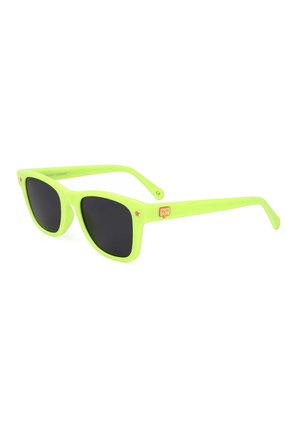 Occhiali da sole stile wayfarer verde brillante con lenti nere e piccoli dettagli di stella rossa e logo ai lati della montatura.