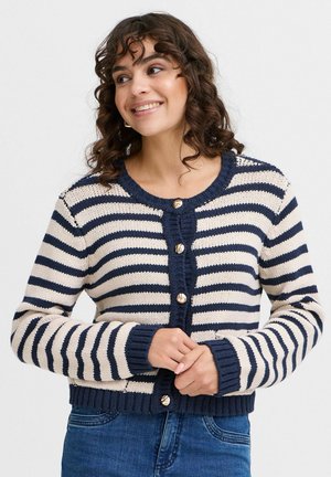 Randig cardigan i kräm och marinblått, stickad textur, rund halsringning, knappstängning, ribbade ärmslut, med guldfärgade knappar som accent.