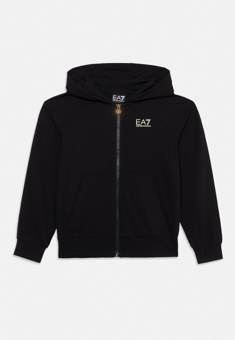 Schwarze Zip-Hoodie aus Baumwollmischung, verfügt über eine vordere Kängurutasche, Kapuze und goldenes Logo auf der Brust. Weicher Stoff mit gerippten Bündchen.