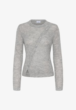 Lys grå, langærmet sweater lavet af blødt materiale, med et asymmetrisk design og knapdetaljer samt en lidt åben front.