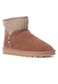 Stivaletto in suede marrone con risvolto in maglia color cammello, chiusura con zip laterale, suola piatta in gomma e dettagli cuciti lungo il bordo.