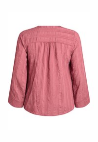 Hladká dlhá blúzka v prachovo ružovej farbe s horizontálnym detailom na ramenách a voľným strihom, zobrazená zozadu na bielom pozadí.