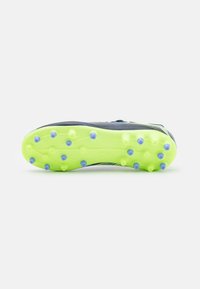 Scarpa da calcio con tomaia grigia testurizzata, suola verde brillante e tacchetti blu. Presenta un design sleek per garantire aderenza su superfici in erba.