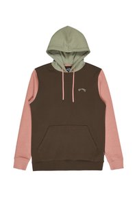 Sudadera con capucha que presenta una capucha color caqui, cuerpo marrón y mangas rosas. Incluye un bolsillo frontal y un detalle sutil del logo. Textura de tela suave.