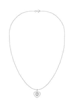 Collier chaîne en argent avec un pendentif double cœur orné d’un petit diamant au centre sur fond blanc.