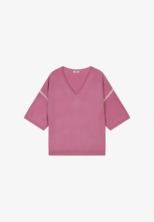 V-hals trui met korte mouwen van zachtroze stof. Heeft een gestructureerd patroon langs de mouwen en een ontwerp met een losse pasvorm.