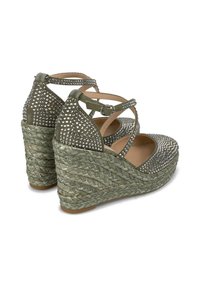 Sandali con zeppa in suede verde oliva, arricchiti da applicazioni a forma di diamante e una zeppa in juta intrecciata, con cinturini incrociati e dettaglio con fibbia.