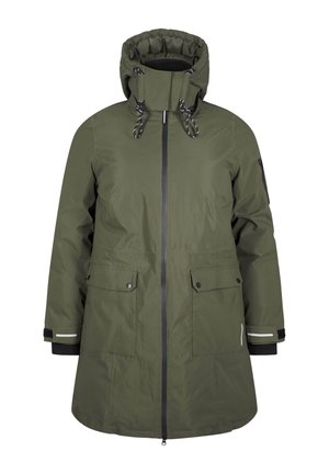 Parka impermeable verde con capucha ajustable, cremallera frontal, dos grandes solapas de bolsillo, acentos negros y detalles reflectantes en los puños.