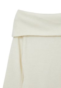 Maglione color crema con un ampio scollo a spalla larga a coste, tessuto morbido e vestibilità aderente con una finitura liscia.
