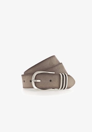 Ceinture en daim marron roulée avec boucle en métal argenté et trois passants argentés sur fond blanc.