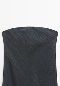 Schwarzes schulterfreies Kleid mit einer glatten, glänzenden Oberfläche und einem subtilen strukturierten Muster. Verfügt über ein figurbetontes Oberteil und einen fließenden Rock.