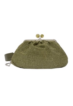 Piccola pochette intrecciata verde oliva con cornice in metallo argentato e chiusura a pallina rotonda, con una tracolla laterale con dettaglio a catena.