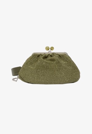 Piccola pochette intrecciata verde oliva con cornice in metallo argentato e chiusura a pallina rotonda, con una tracolla laterale con dettaglio a catena.