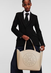 KARL LAGERFELD CIRCLE TOTE PERFORATED - Bevásárlótáska - sand