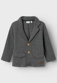 Šedý herringbone blejzr s klopovým límcem, dvěma předními kapsami a dřevěnými knoflíky, vyrobený z texturované látky a s jemnou nášivkou loga.