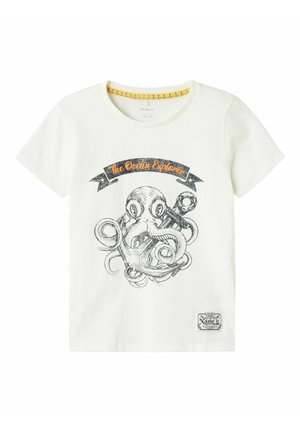 Camiseta blanca de algodón con un gráfico de pulpo en negro y gris, con el texto "El Explorador del Océano" en naranja. Incluye una etiqueta con nombre en el dobladillo.