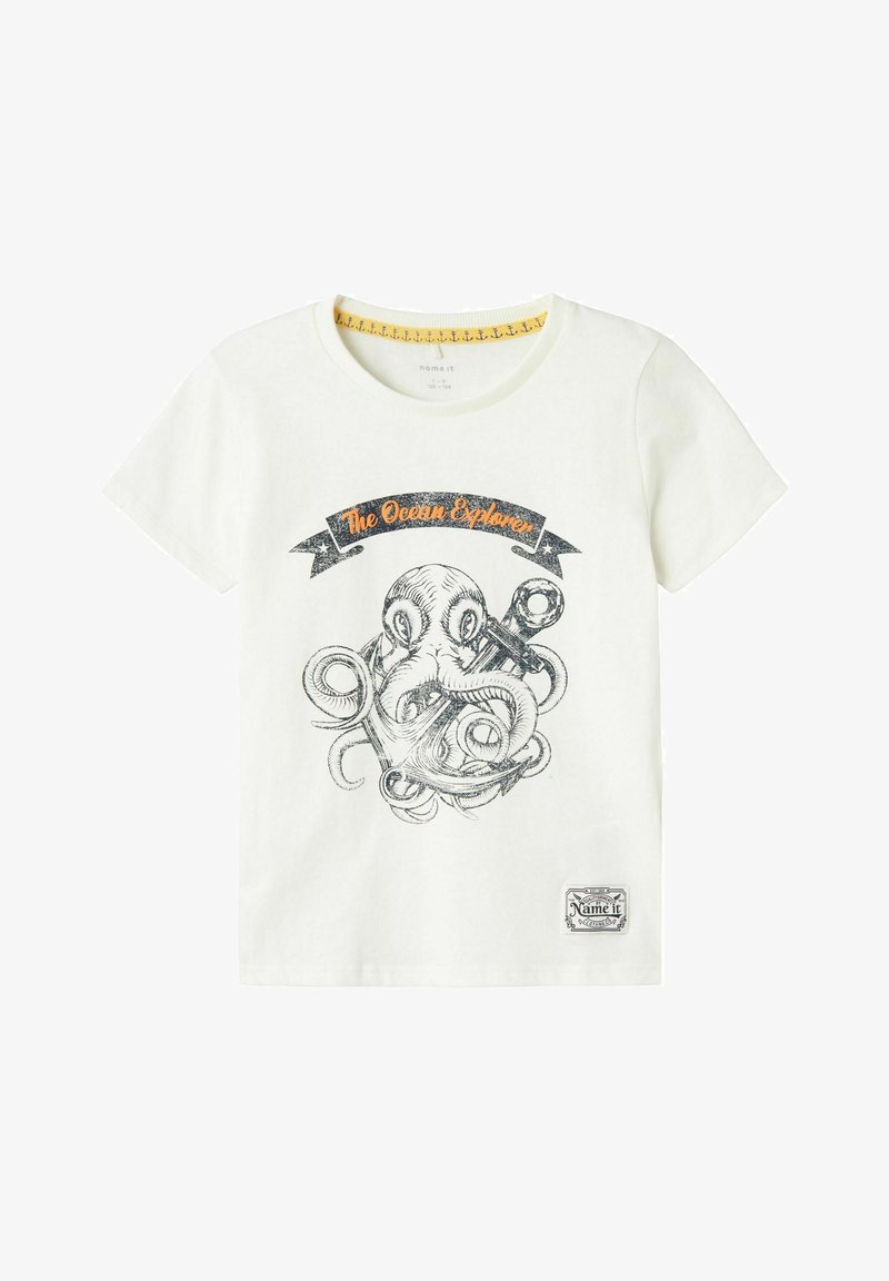 Camiseta blanca de algodón con un gráfico de pulpo en negro y gris, con el texto "El Explorador del Océano" en naranja. Incluye una etiqueta con nombre en el dobladillo.