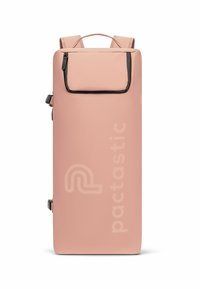 Sac à dos rectangulaire rose en matériau lisse, avec une poche avant zippée et un logo. Comprend des bretelles ajustables et des accents en métal.