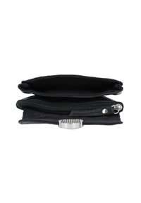 Portafoglio nero con due scomparti, uno con chiusura a zip. Materiale morbido, design semplice e minuteria metallica con un elemento decorativo rotondo.