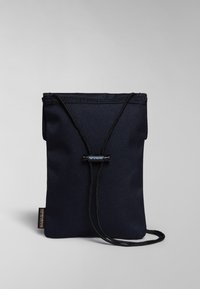 Borsa in tessuto blu navy con chiusura a coulisse, caratterizzata da una texture resistente e da una sottile tracolla regolabile. Etichetta con logo sul lato.