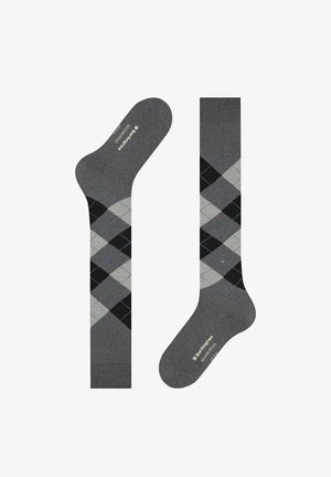 Paire de chaussettes grises montant jusqu'aux genoux avec un motif losange argyle en noir, gris clair et bleu, et texte de marque blanc sur la zone du pied.