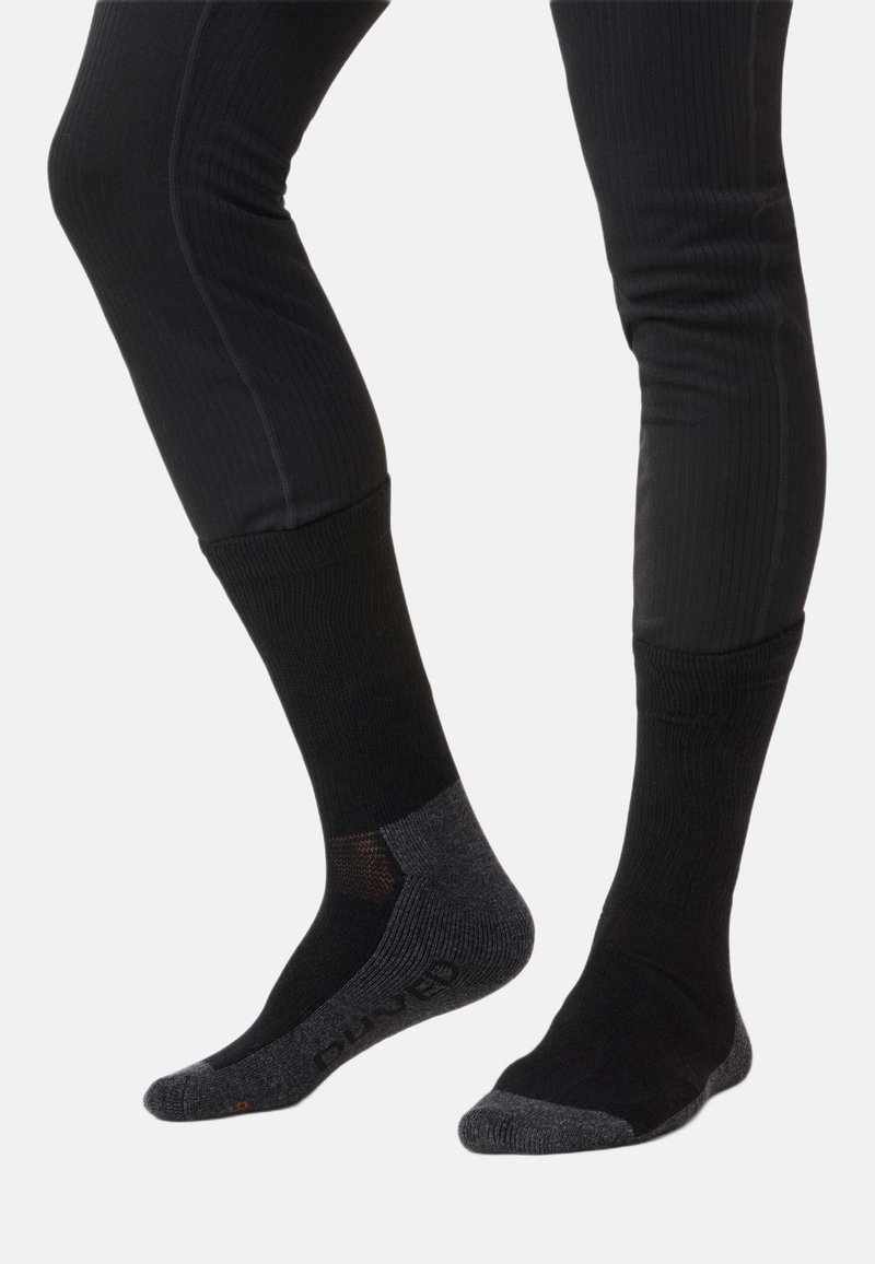 Zwarte sokken met geribbelde textuur, voorzien van een donkergrijze hiel- en teenafdeling. Versterkte panelen zorgen voor duurzaamheid en ondersteuning.