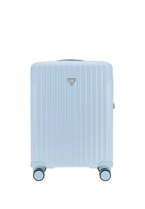 Valise rigide bleue avec des rainures verticales, plaque logo argentée et quatre roues multidirectionnelles. Dotée d'une poignée supérieure pour un transport facile.