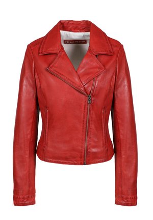Rode leren jas met een aansluitend ontwerp, brede revers en een asymmetrische ritssluiting. Vlotte textuur en minimalistische stijl.