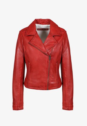 Rote Lederjacke mit taillierter Passform, breiten Revers und asymmetrischem Reißverschluss. Glatte Textur und minimalistisches Design.