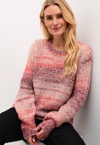 Maglione lavorato a maglia in tonalità di rosa e viola, con scollatura rotonda, maniche ampie e polsini a coste. Finitura testurizzata con un motivo a righe.